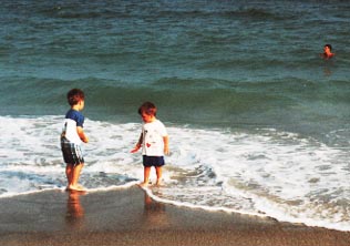 boysonbeach.jpg (18094 bytes)